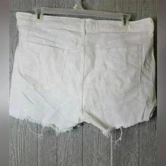 Old Navy Boyfriend fit Mid rise button down women's jean shorts. - Picture 5 of 7